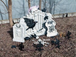 Halloween-Skelett mit Grabstein